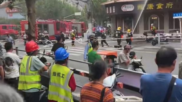 尚融 虬江路一居民楼清晨突发火情 多部门联动迅速扑救无人伤亡