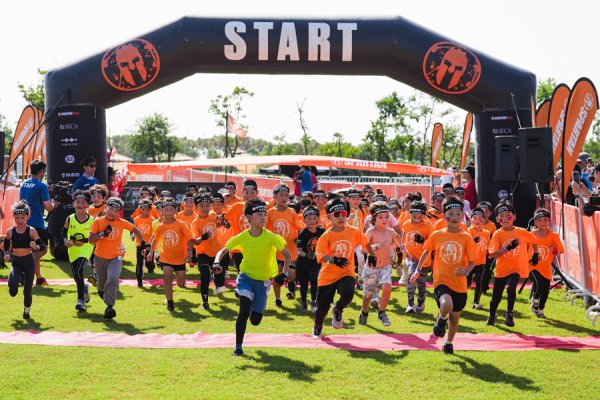 垒富优配 斯巴达勇士儿童赛京沪双城上演，完赛人数创吉尼斯世界纪录